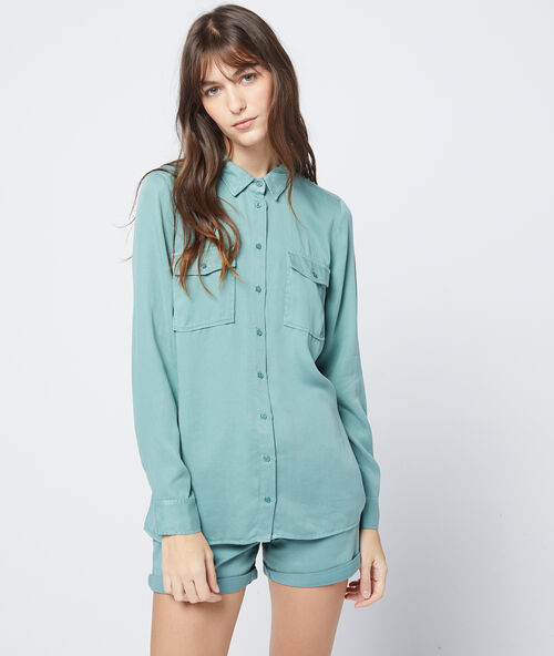 Camisa entallada de tencel verde.