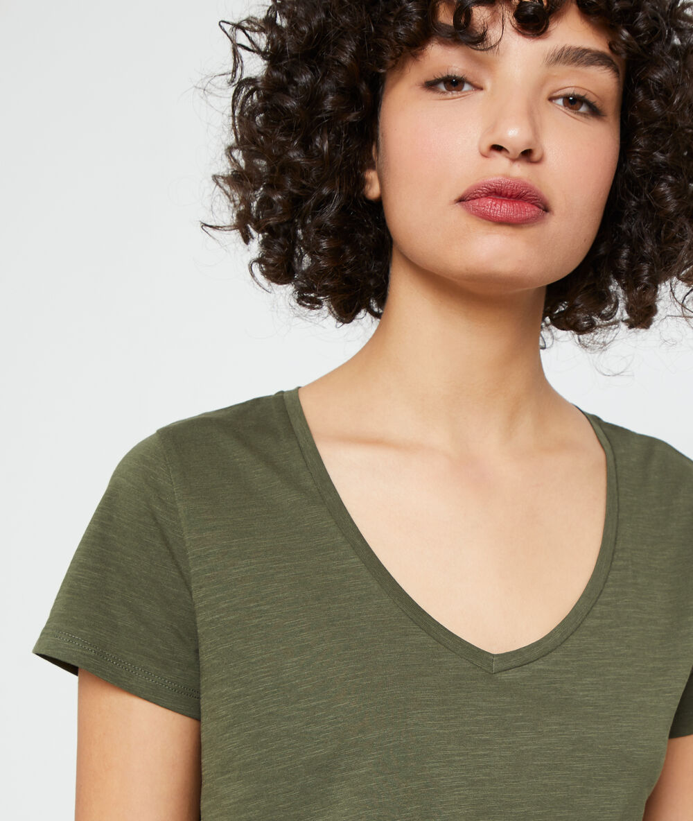 Camiseta cuello en v de algodón orgánico c.caqui.