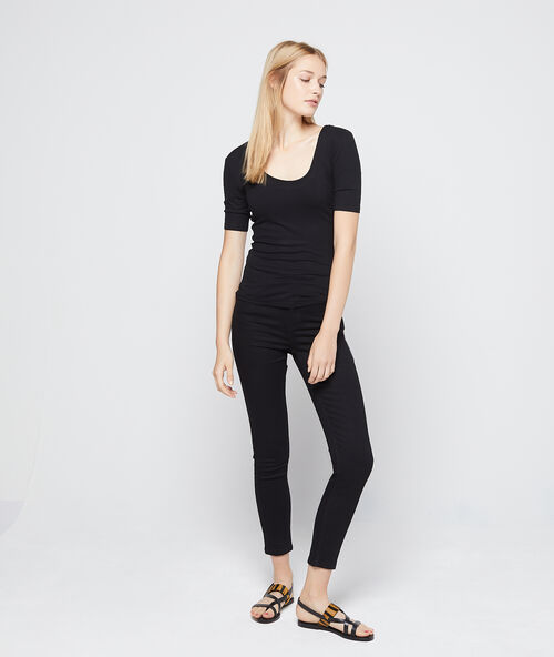 Camiseta acanalada espalda escotada negro.