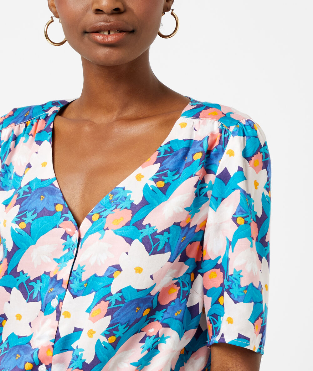 Blusa estampado floral azul marino.