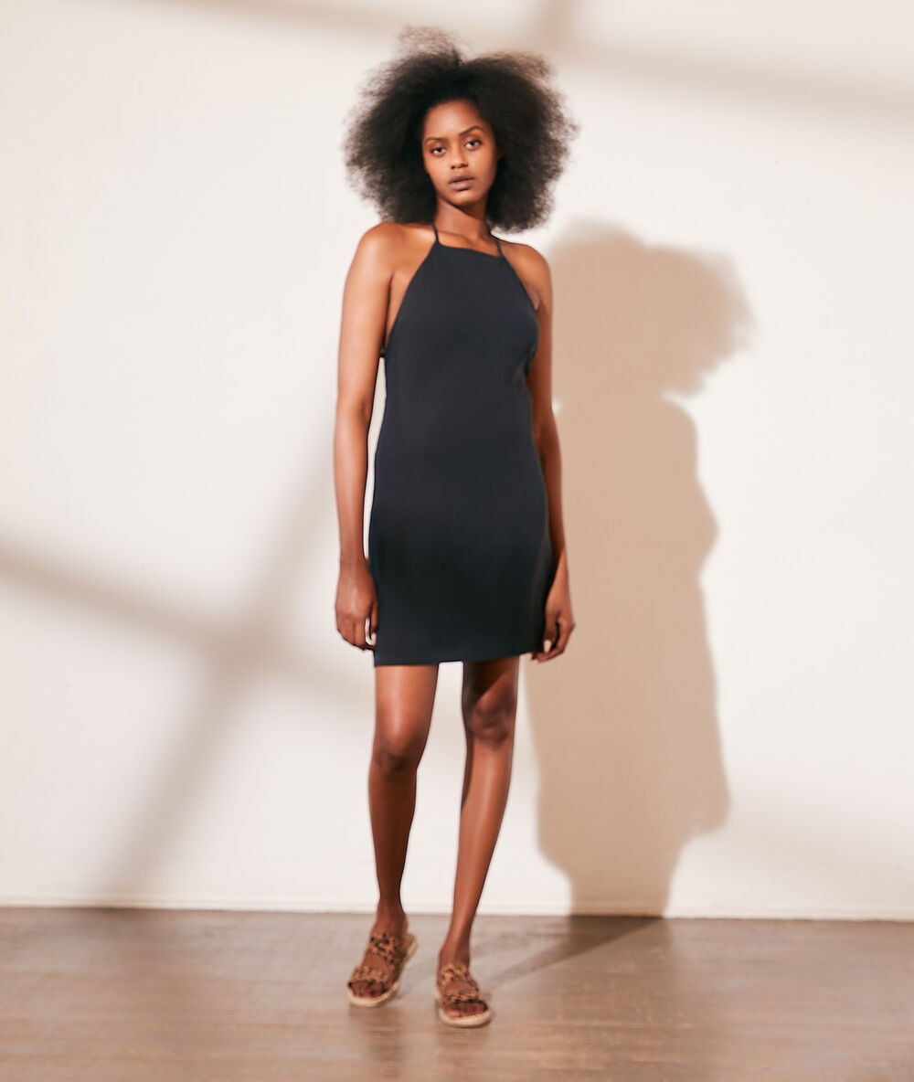 Vestido corto, espalda abierta negro.