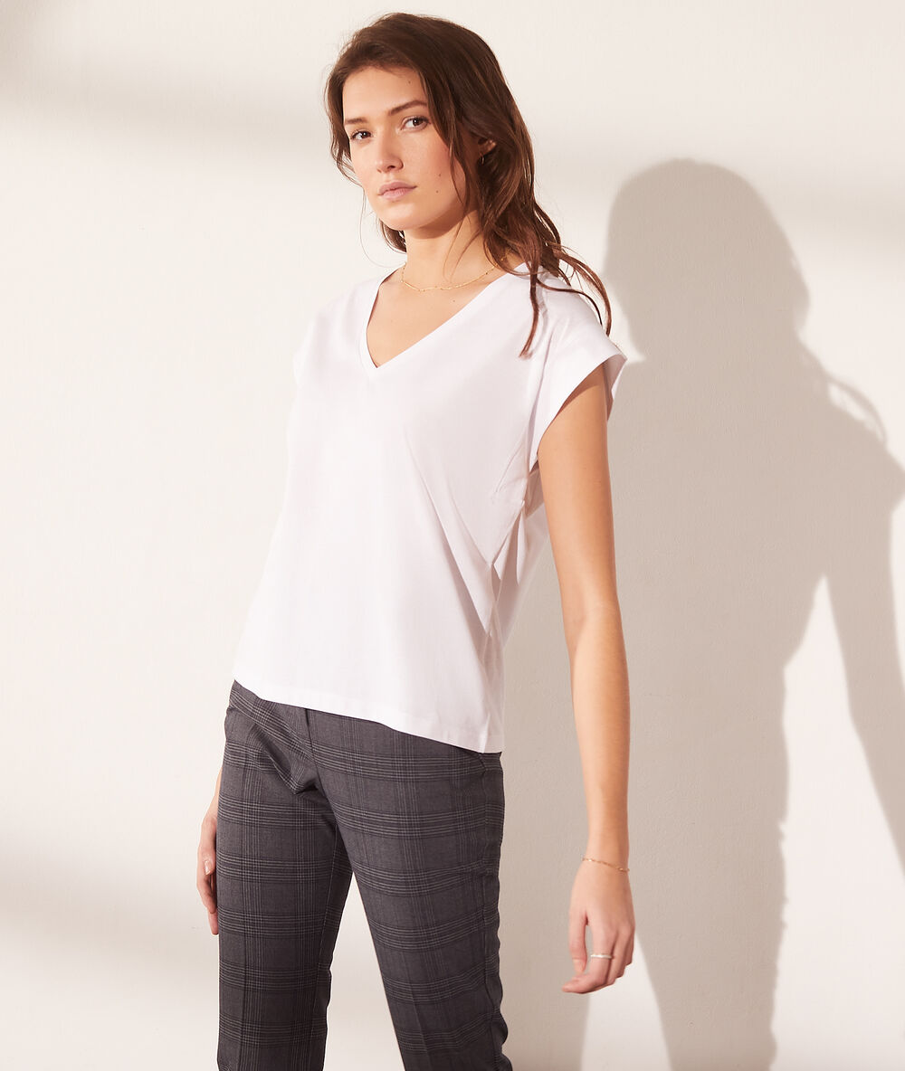 Camiseta escote en v blanco.