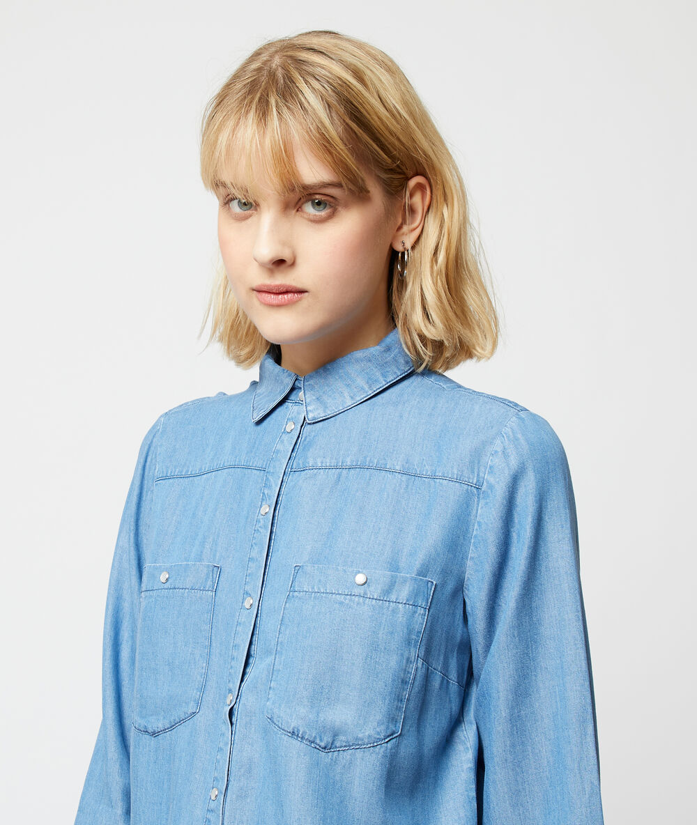 Camisa vaquera azul cielo.