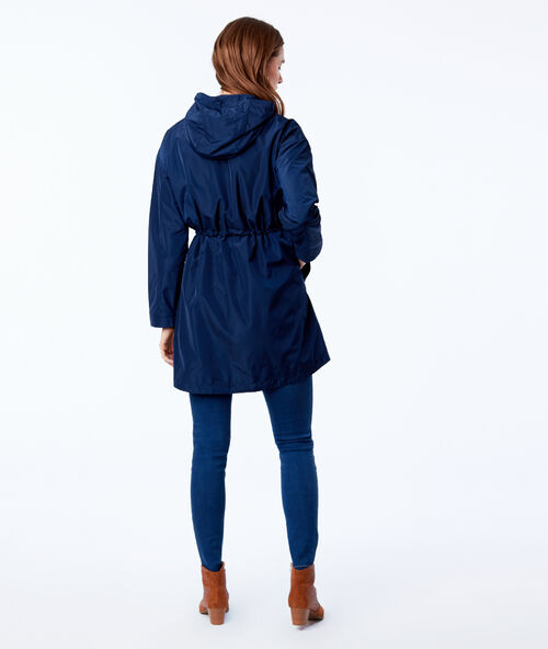 Parka ajustada con capucha azul marino.