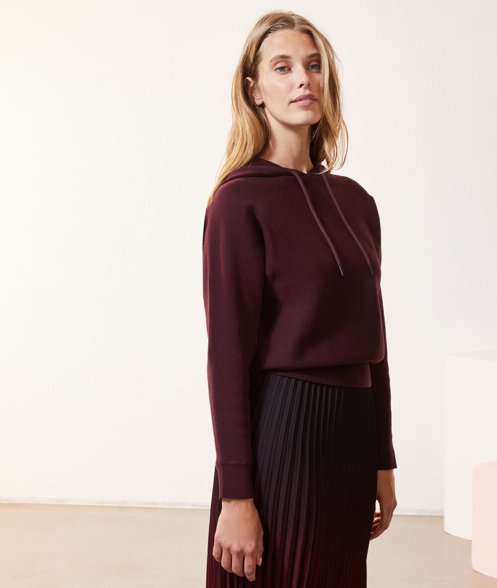 Sudadera con capucha púrpura.