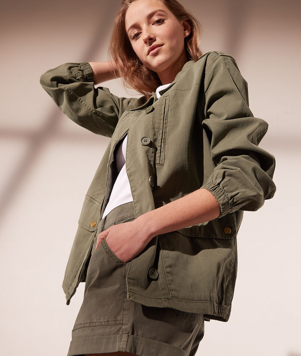 Cazadora estilo militar c.kaki.