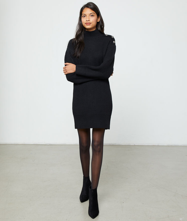Vestido suéter cuello alto negro.