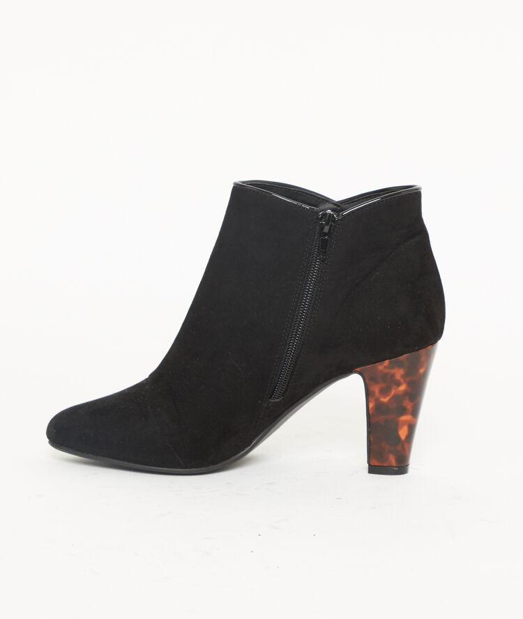 Botines con talones efecto mármol negro.