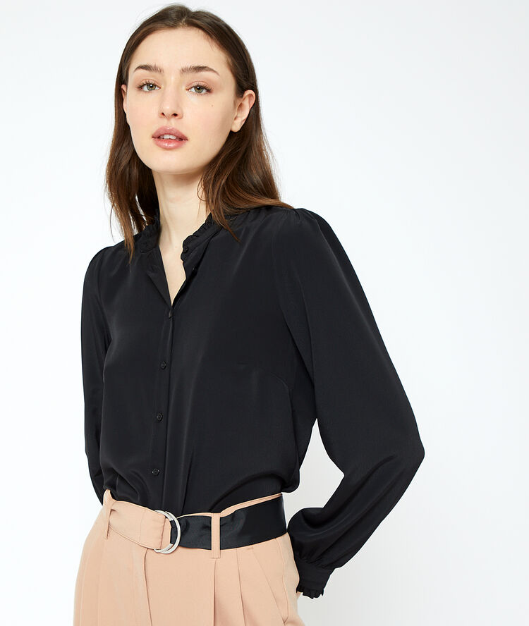 Camisa cuello con volantes negro.