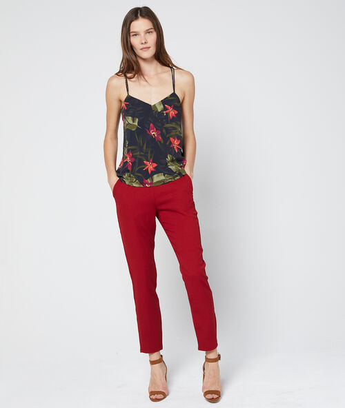 Pantalón alto con cinturón rojo.