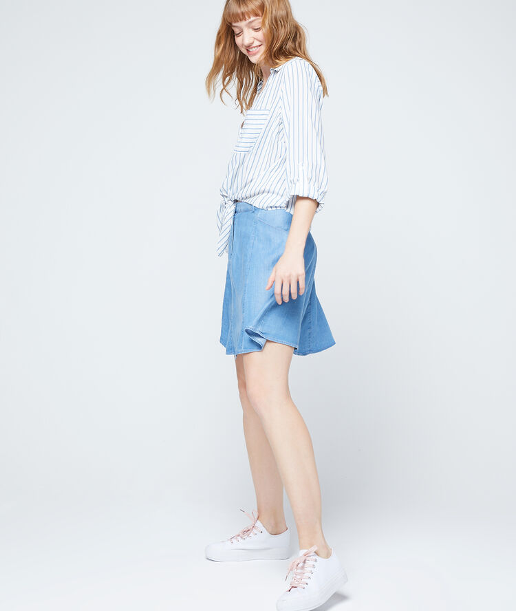 Camisa anudada azul cielo.