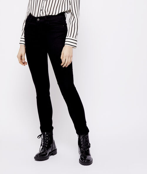 Pantalón vaquero estrecho negro.