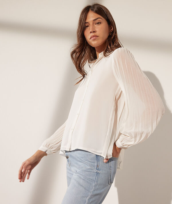 Blusa con detalles plisados Blusa con detalles plisados