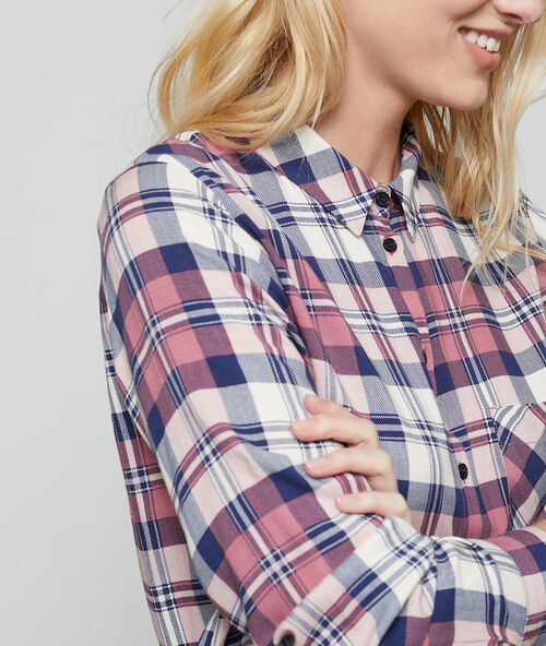 Camisa a cuadros burdeos.