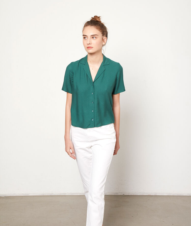 Camisa lisa turquesa.