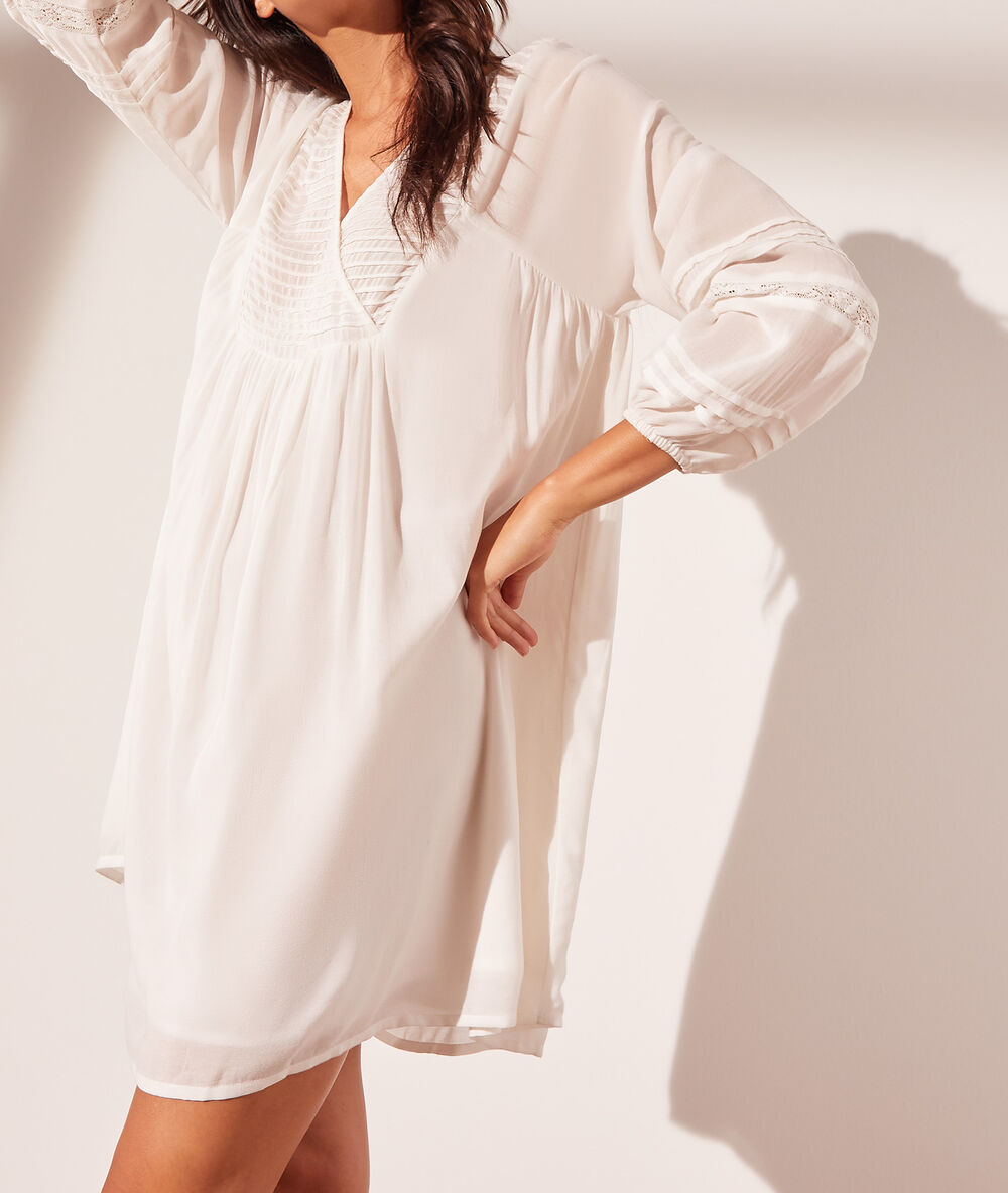 Vestido corto vaporoso crudo.