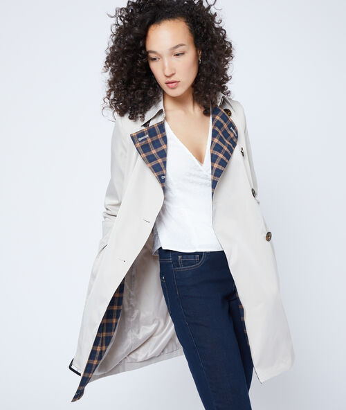 Trench con reverso de cuadros c.camel.