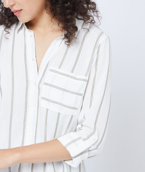 Camisa a rayas caqui.