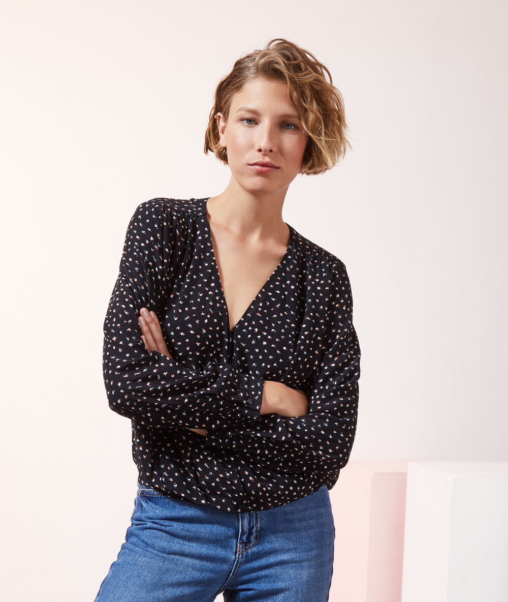 Blouse imprimé cache-coeur noir.