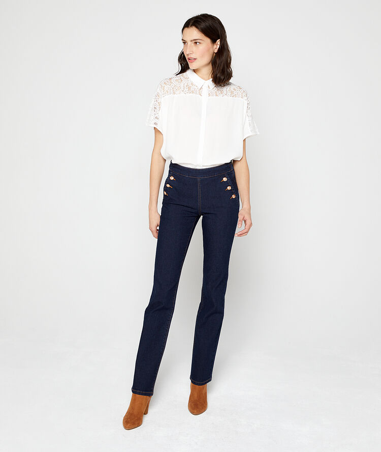 Camisa con detalles de guipur crudo.