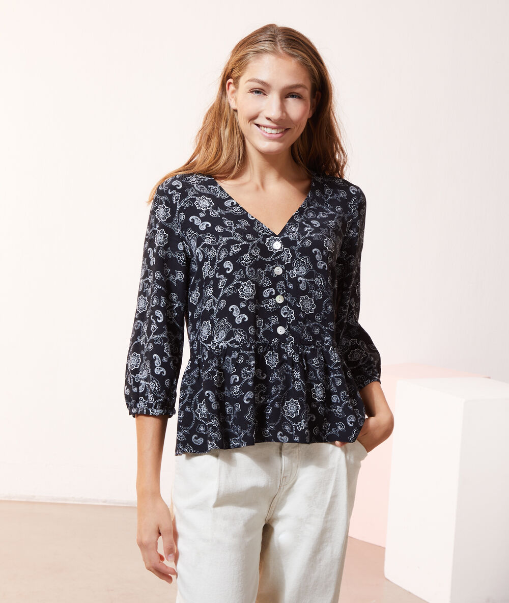 Blusa estampada con botones negro.