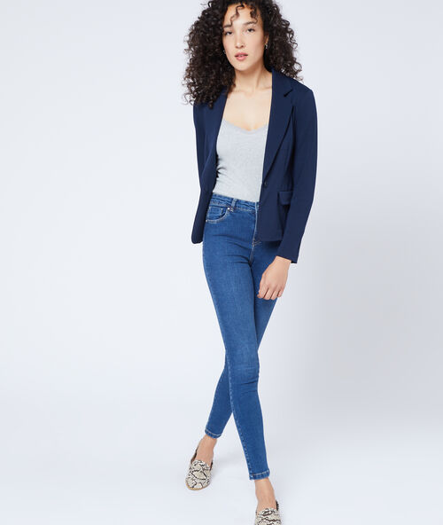 Chaqueta de sastre azul marino.