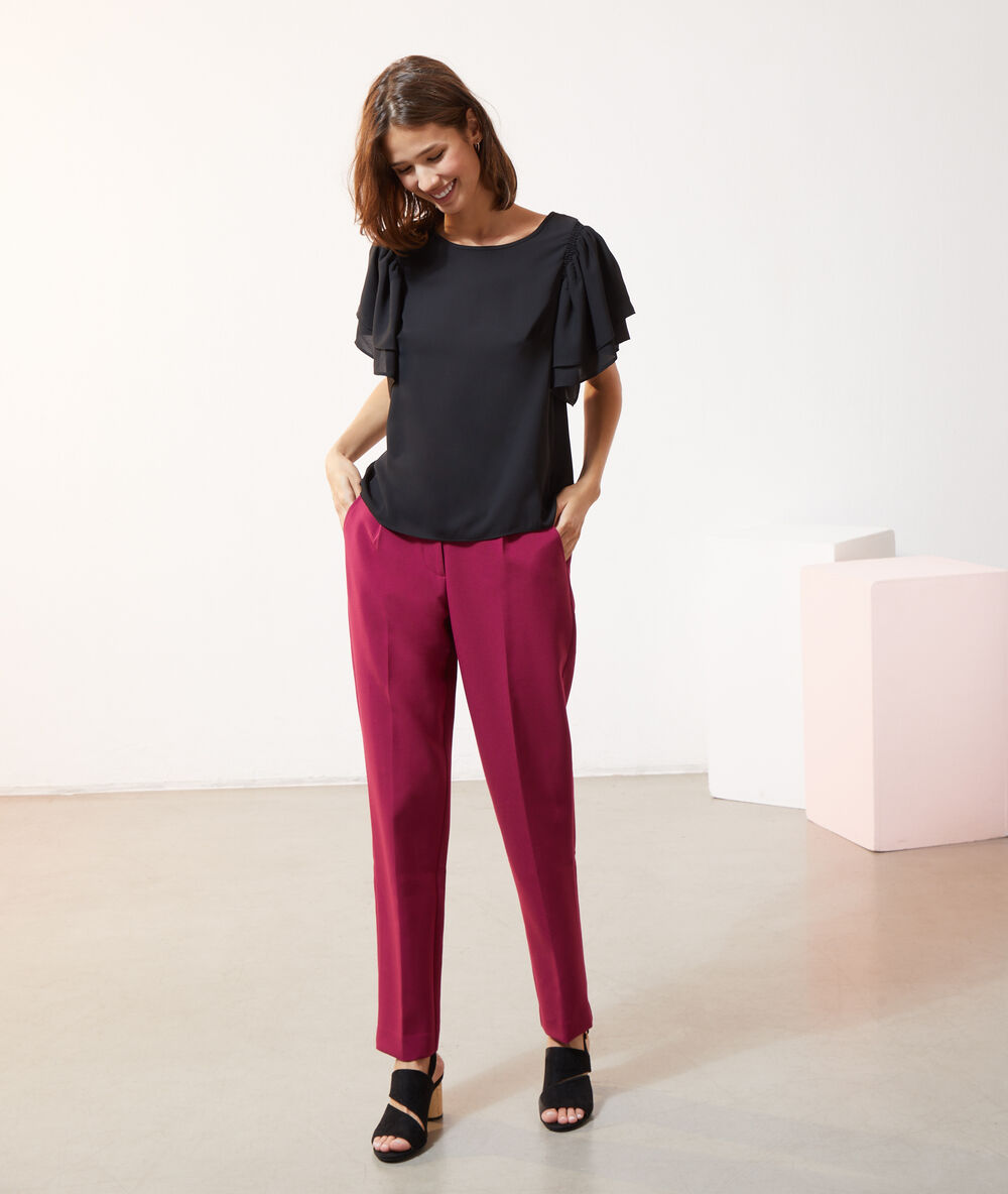 Blusa con volantes negro.