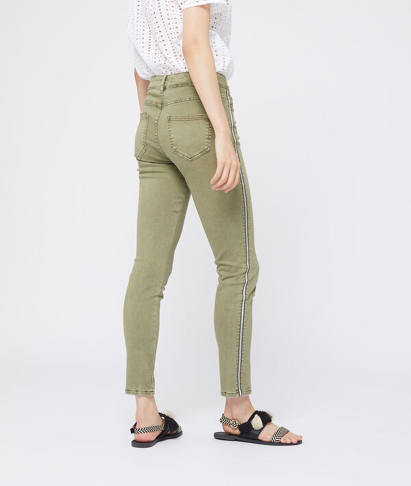 Pantalón ajustado con franjas laterales Pantalón ajustado con franjas laterales