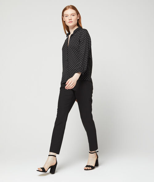 Camisa de lunares negro.