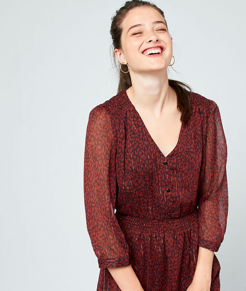Vestido transparente de hilo metalizado rojo.