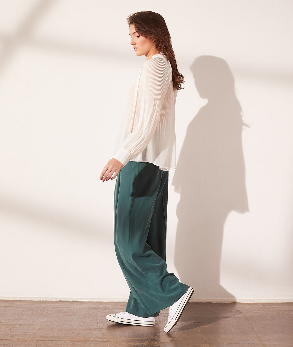 Pantalón holgado verde.