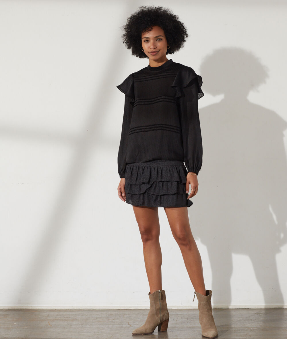 Blusa con volantes negro.