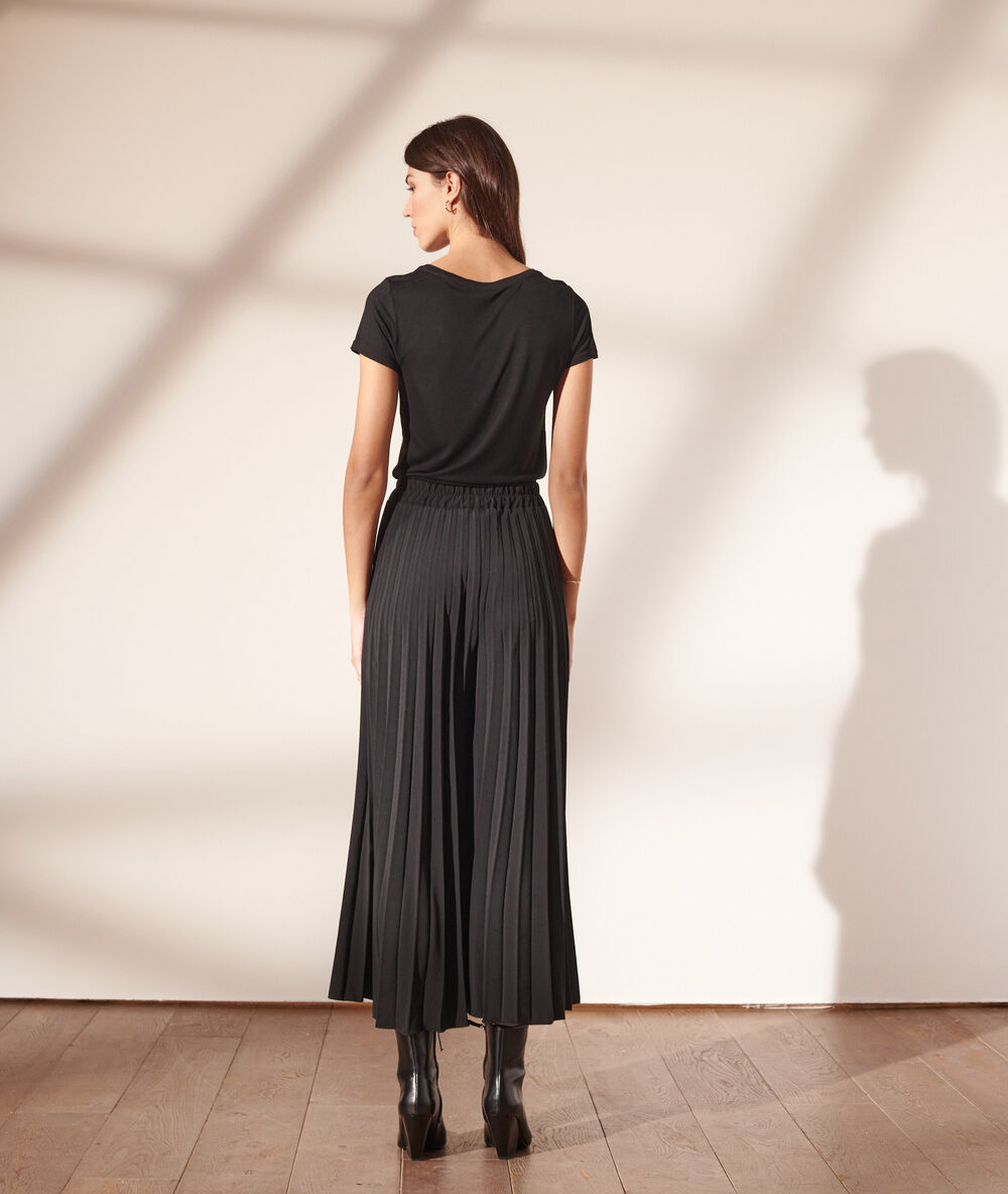 Pantalón largo plisado negro.