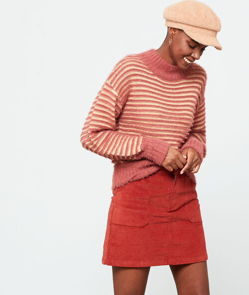 Falda trapecio efecto terciopelo rojo.