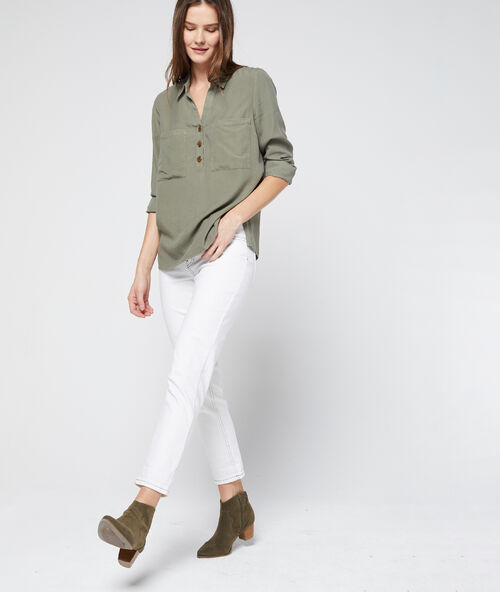 Blusa con botones de tencel caqui claro.