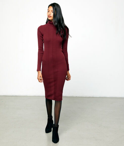 Vestido jersey de cuello alto burdeos.