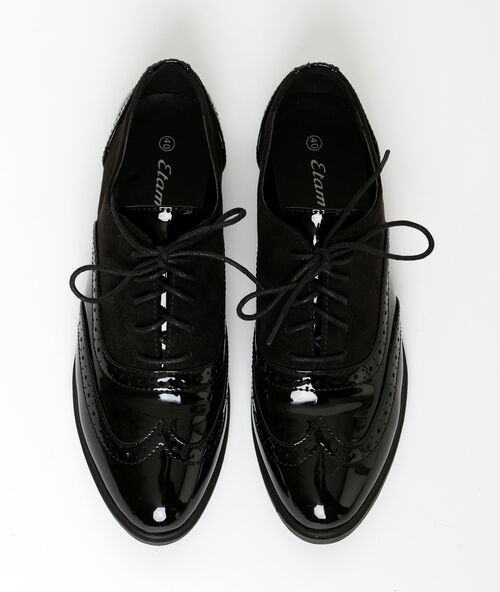 Zapatos de charol y efecto ante negro.