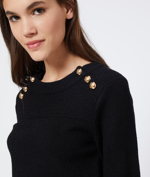 Su&eacute;ter con botones de punto fino negro.