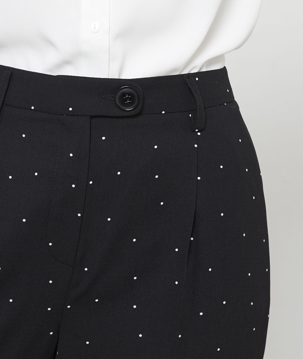 Pantalón de talle alto de lunares negro.