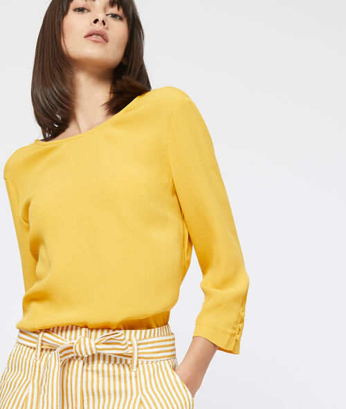 Blusa espalda escotada con volantes Blusa espalda escotada con volantes