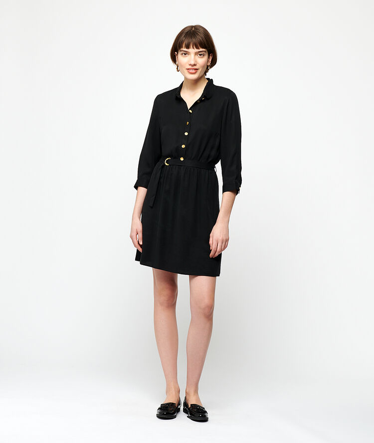 Vestido camisero con cinturón negro.