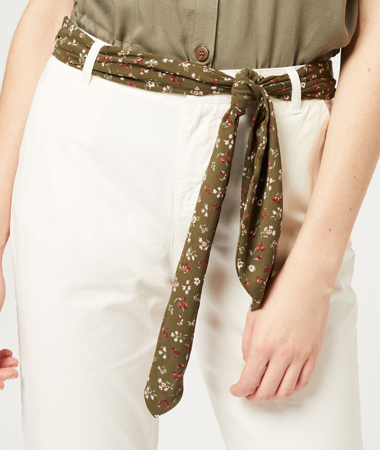 Pantalón recto con cinturón pañuelo blanco.