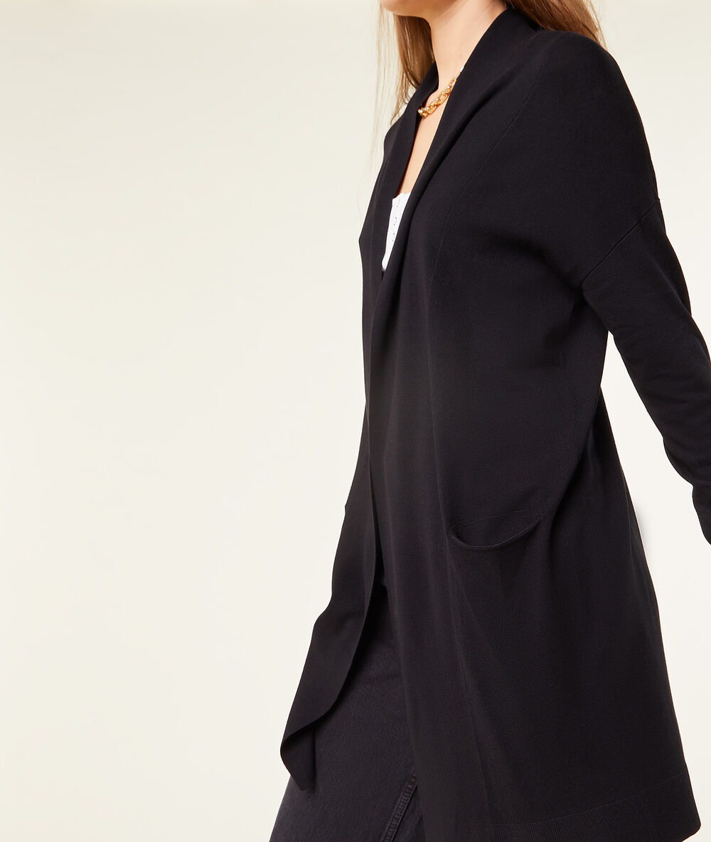Chaqueta larga de punto fino negro.