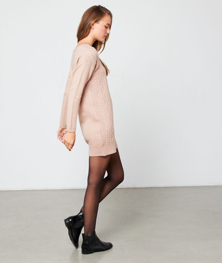 Vestido suéter de punto trenzado crema.