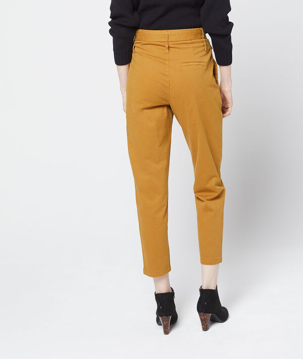 Pantalón talle alto con cinturón Pantalón talle alto con cinturón