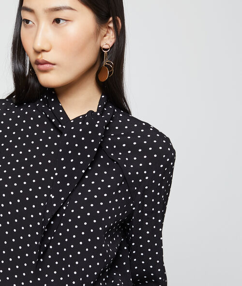 Blusa cuello con lazada estampado de lunares Blusa cuello con lazada estampado de lunares