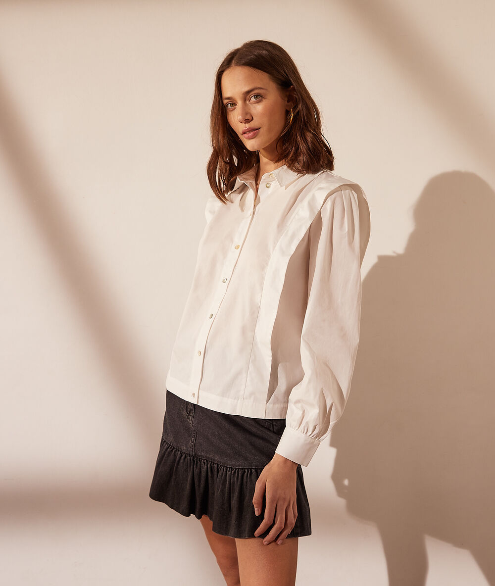 Camisa con volantes blanco.
