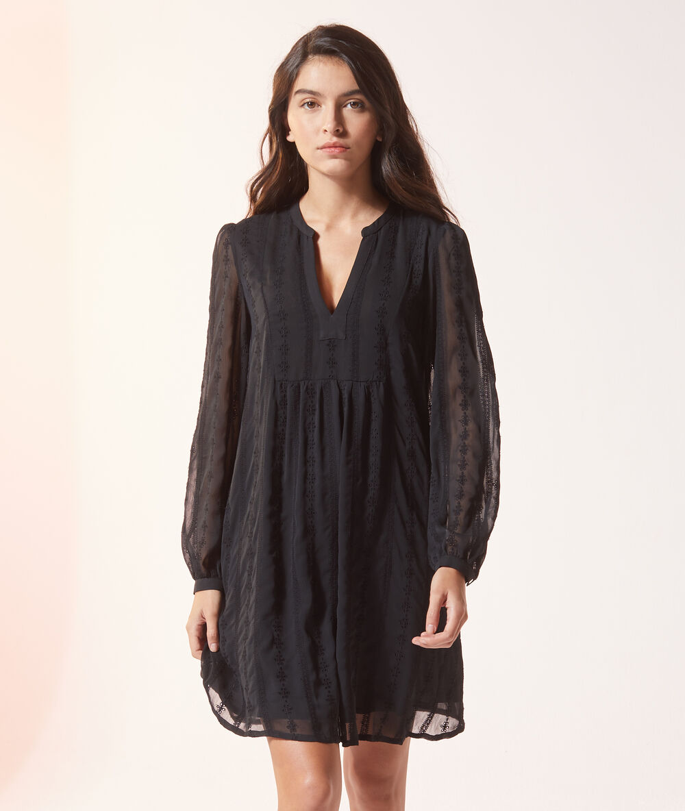 Robe brodée à manches longues noir.