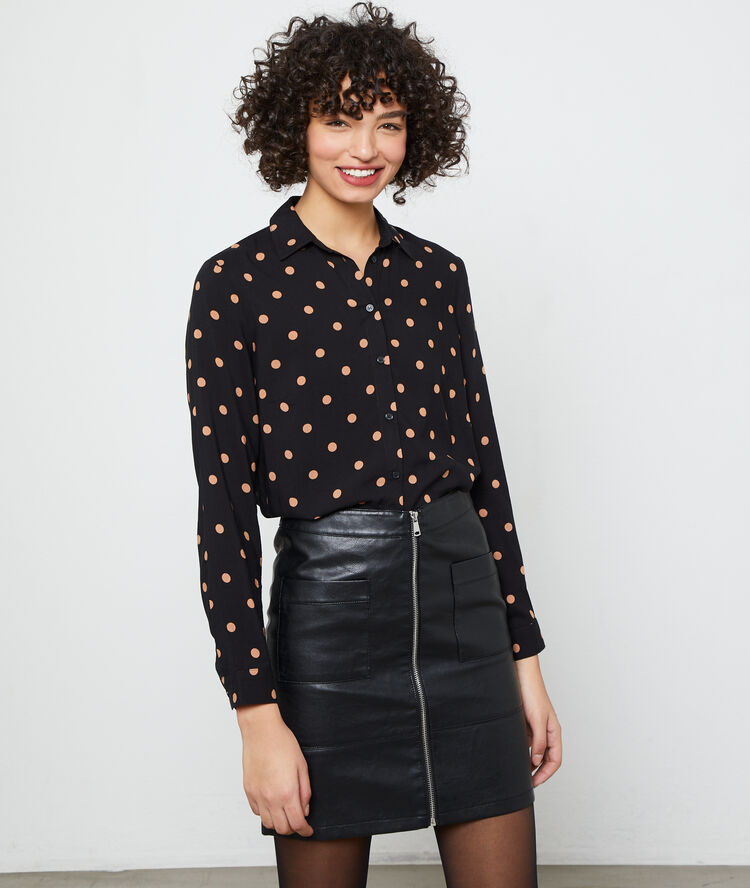 Blusa de lunares negro.