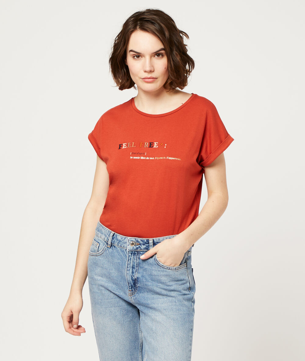 Camiseta 'feel free' rojo teja.